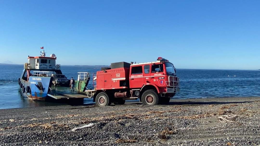 Ezze_Claudio's tweet photo. #Valdiviacl
#Chiloe
Bomberos de la #CuartaCompañía de #Achao reciben su primer CarroBomba. El jueves 4 de febrero llegó a la isla de #Quenac la tan anhelada Bomba, después de un viaje de más de 1 hora en barcaza. 🚒🚒👨🚒👩🚒👏👏 https://t.co/moDODLvqXL