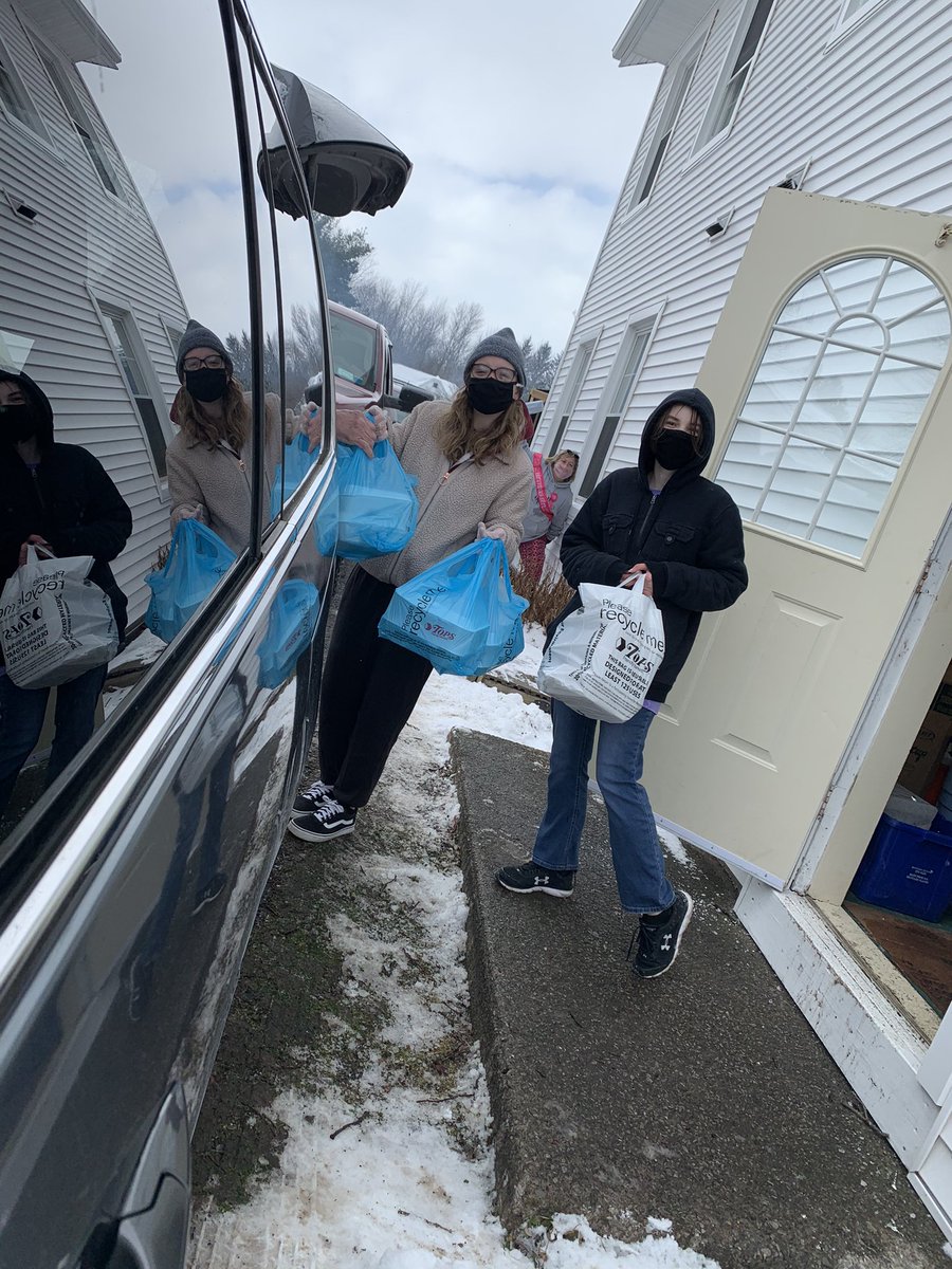KJSHLibrary's tweet photo. Picked up our chicken BBQ from the Kendall #lionsclub fundraiser for our library MVP, Ms. Lynaugh. Loved the smiles I knew were beneath those masks, from my co-workers and our amazing students!!!! #takethatcancer #community #smalltownbighearts #kendallpride @KendallJrSrHigh https://t.co/KV8GNDYEof