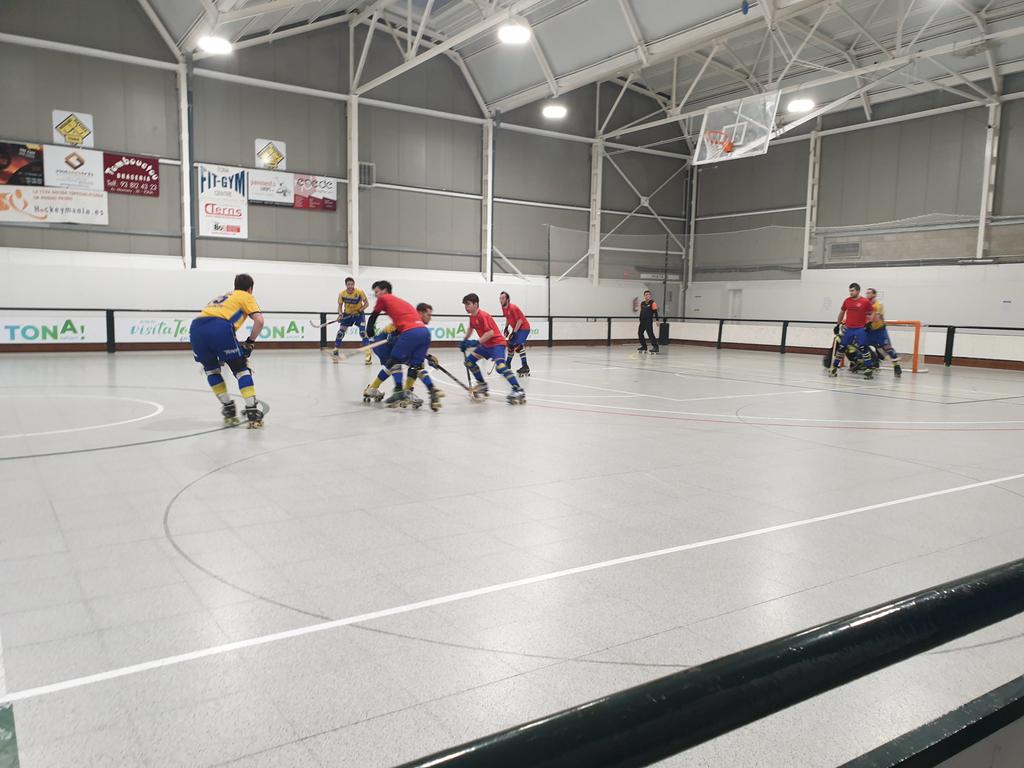 Mitja part a Tona.
<a href="/HpTona/">H.P. Tona</a> 2
<a href="/hoqueiolot/">Club Hoquei Olot</a> 1
#OKNCAT 
Gol Olot: <a href="/Pratto43/">Marc Prat i Blanch</a>