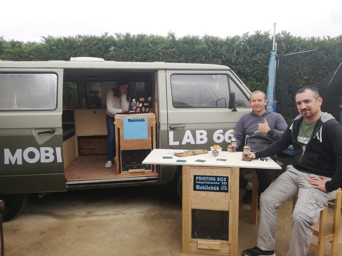mobilab66's tweet photo. Réunion de préparation et chargement du matériel #maker de notre #fablabmobile pour nos prochaines interventions dans les écoles et entreprises, avec un moment de détente quand même sur notre table #diy posée sur la #printing box 😉 et des #stickers en cours de #decoupelaser https://t.co/w2iOUezCO9