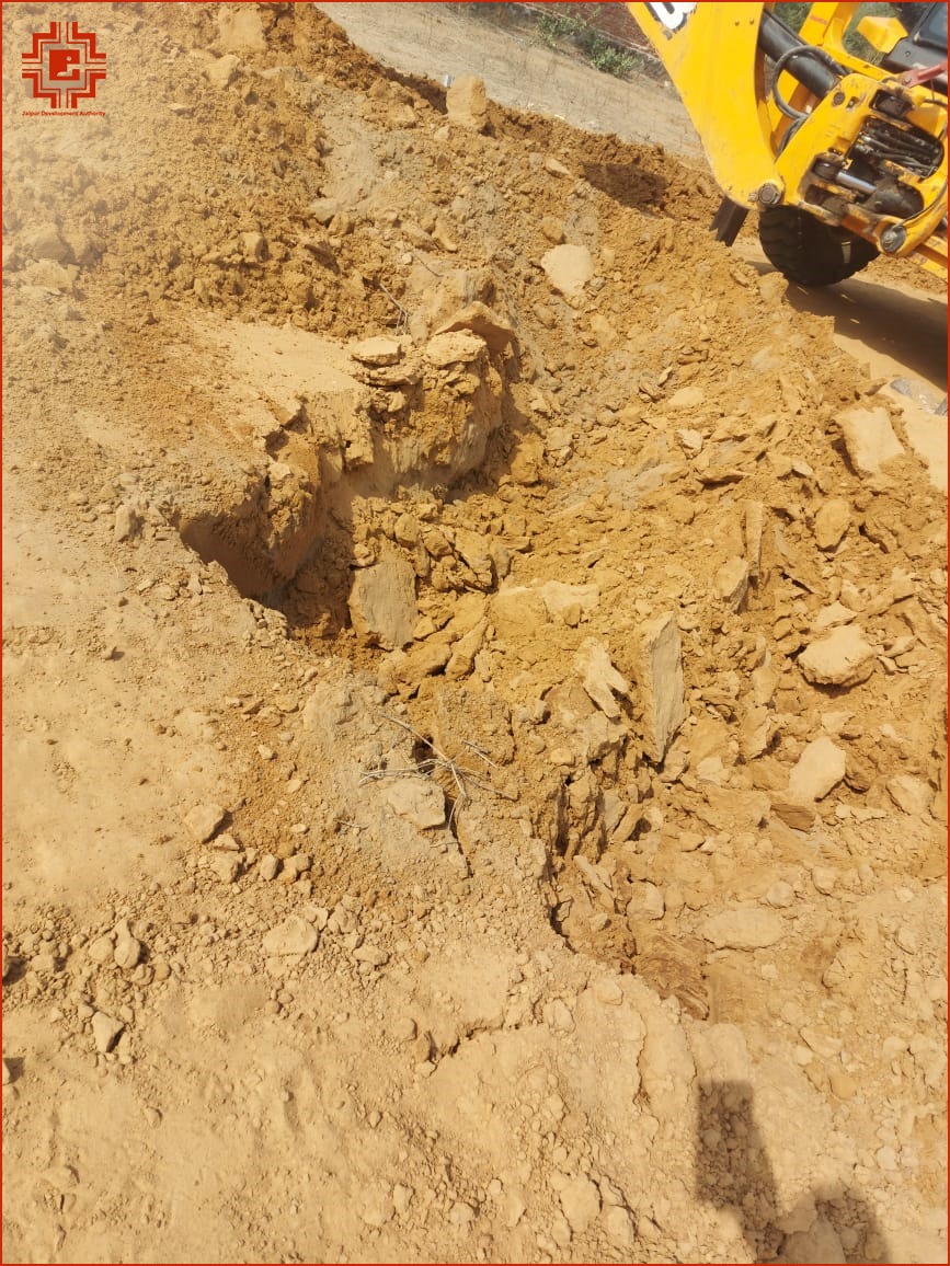 jdajaipur's tweet photo. जयपुर विकास प्राधिकरण के प्रवर्तन दस्ते द्वारा कार्यवाही कर Ecological zone में चार बीघा भूमि को अतिक्रमण मुक्त किया व पॉच बीघा भूमि पर अवैध कॉलोनी बसाने का प्रयास को विफल किया।

#JDA #JDAAtWork #JDANews https://t.co/CoZep4VeQc