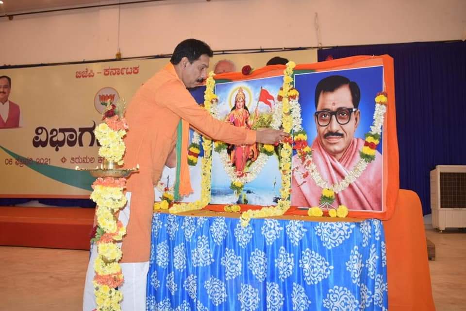 MalavalliBjp's tweet photo. ರಾಜ್ಯಾಧ್ಯಕ್ಷರಾದ ಶ್ರೀ ನಳಿನ್‌ ಕುಮಾರ್‌ ಅವರು ಇಂದು ಚಿತ್ರದುರ್ಗದಲ್ಲಿ ರಾಜ್ಯ ಸಂಘಟನಾ ಪ್ರಧಾನ ಕಾರ್ಯದರ್ಶಿಗಳಾದ ಶ್ರೀ ಅರುಣ್‌ ಕುಮಾರ್‌ ಅವರ ಉಪಸ್ಥಿತಿಯಲ್ಲಿ ವಿಭಾಗ ಸಭೆ ನಡೆಸಿದರು. https://t.co/OMOMopFSuZ