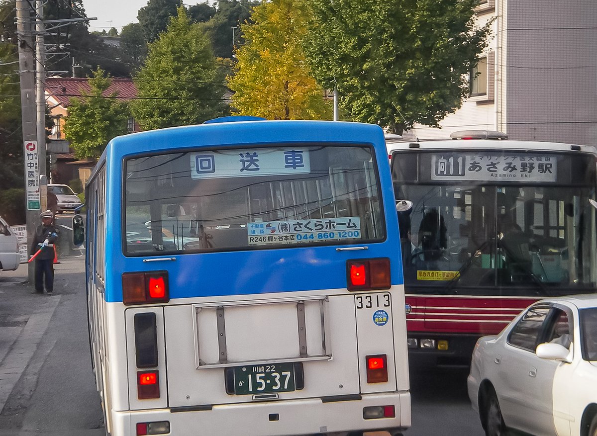 三日画師 小田急バス向11系統向ヶ丘遊園行きは長沢交差点で県道13号浄水場通りを左折して聖マリアンナ医科大学 病院に立ち寄る 病院のバスターミナルがバスの結節点になっている 逆方向のあざみ野駅行きとすれ違い バスターミナルを一回りして長沢交差点に
