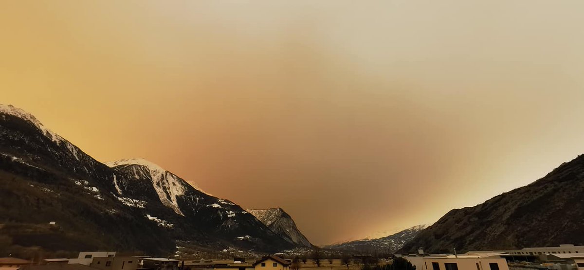 Alpenweerman's tweet photo. We hebben wel vaker te maken met dit soort verschijnselen door #Saharastof maar zo erg als vandaag heb ik het in 22 jaar nog niet meegemaakt! Zelfs de gletsjers kleuren geel #Oberwallis. https://t.co/jqLe0EPuCf
