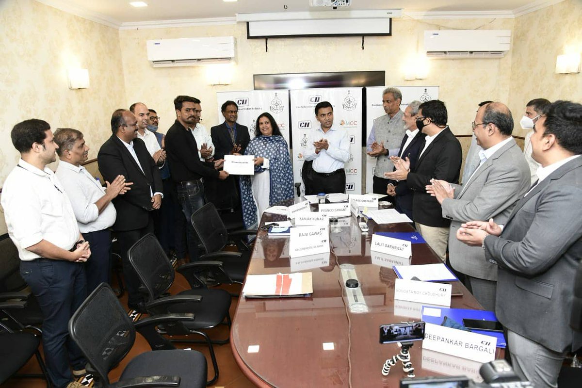 To commemorate the #CII #MCC MoU, Hon. @goacm & I had the privilege of presenting 6 candidates with their offer letters. Additionally, #CIIMCC has administered placements to a total of 74 candidates.

I look forward to seeing this partnership thrive & facilitate the youth of #Goa