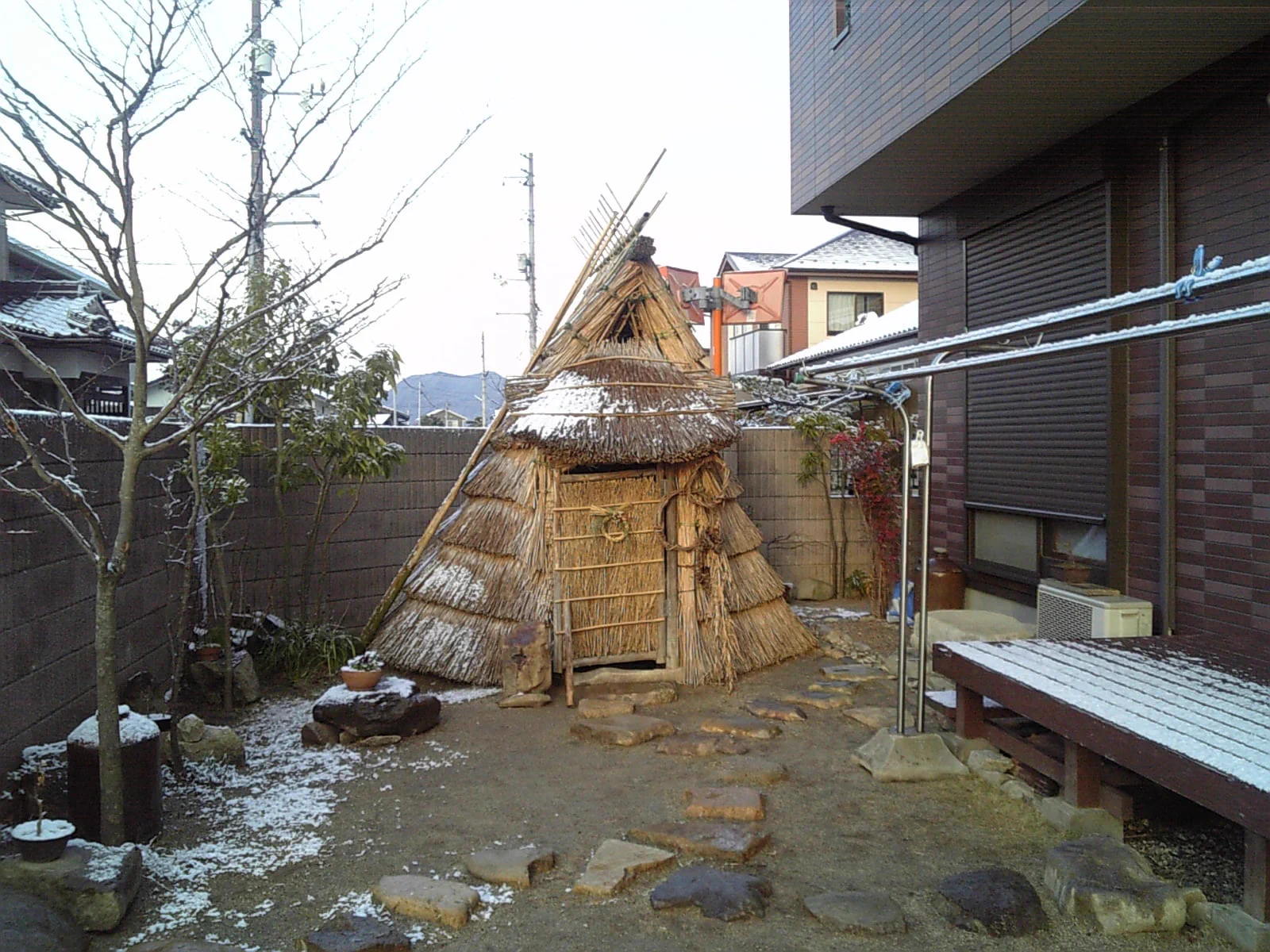 @kimari_maru9 @cornpresident 我が家の庭の建物に似てますね。 