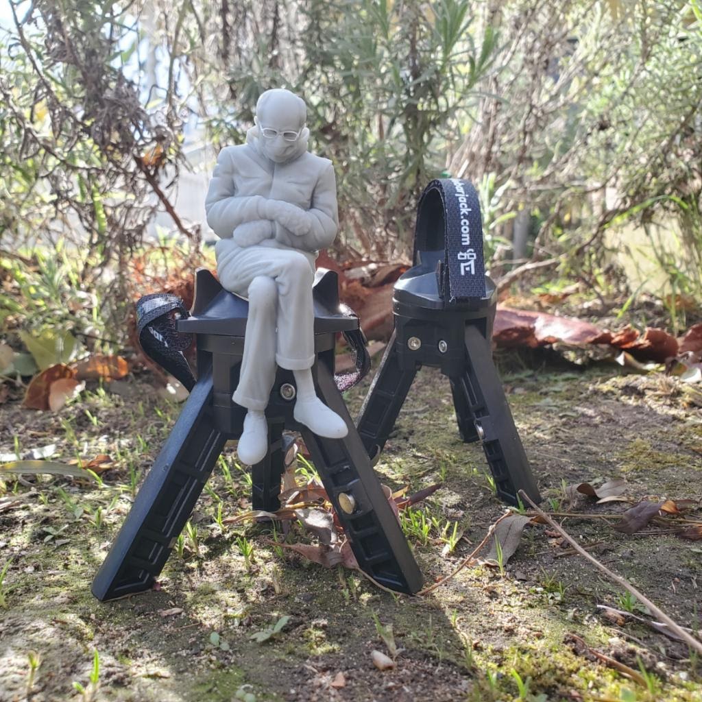 HandlebarJack's tweet photo. Weekend with Bernie. And Jack. #berniesmittens #weekendatbernies #berniesanders #hittheroadjack #handlebarjack https://t.co/4sTclFxUlE