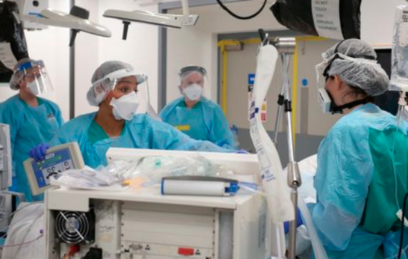 MirrorBreaking_'s tweet photo. BREAKING: UK coronavirus hospital death toll rises by 675 with one victim aged under 19 https://t.co/k5KvwzHOIf https://t.co/LykxE2SkGU