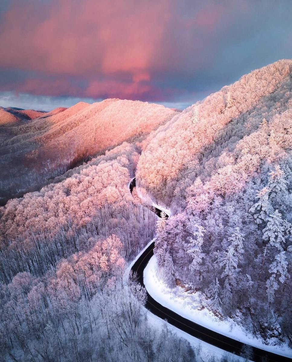 worldtraveIs's tweet photo. These colors 🔥❄ https://t.co/JI30mcQxo3