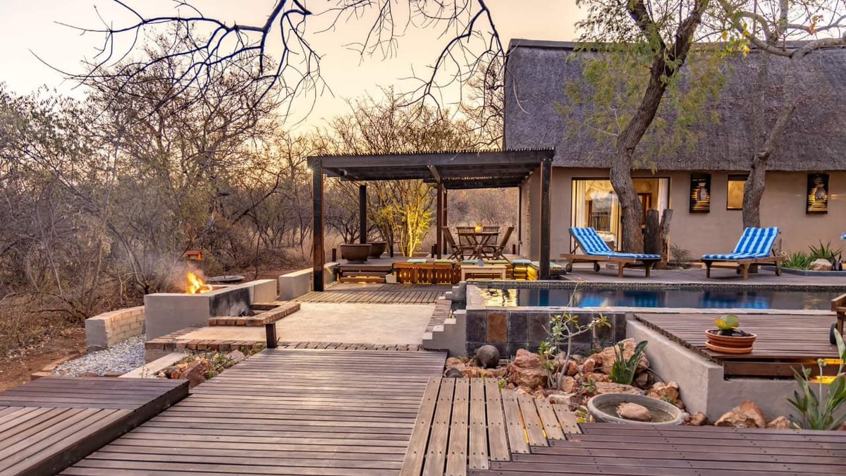 daring_travel's tweet photo. 📍Hoedspruit, Limpopo Province @daring_travel is coming 🏖️🔥
.
.
.
.
.
A self catering establishment that can accommodate 8 people #groupstravel #tours #shotleftsa #2021travels #DaringAdventures #MoreToEnjoyThisSummer #LimpopoTourism https://t.co/E5LNWRaN5j