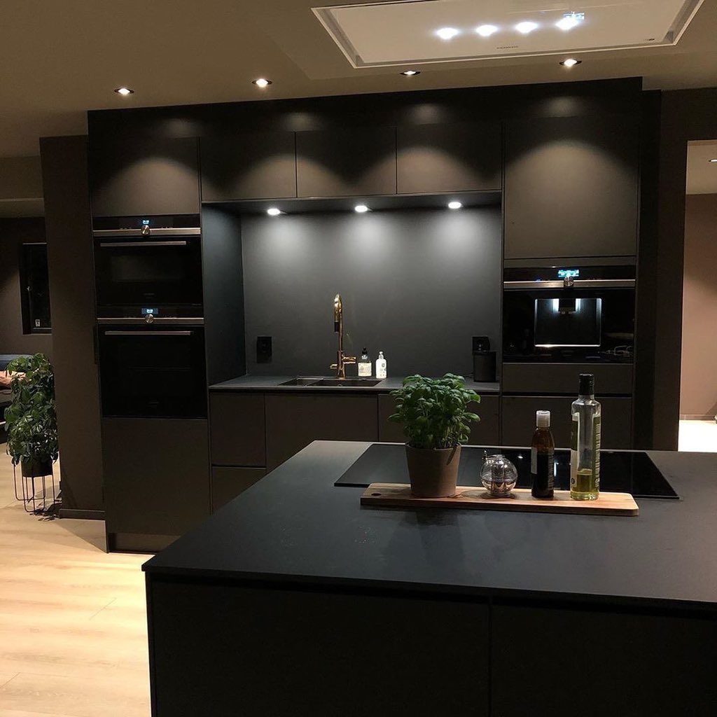 INTERIORPORNR's tweet image. un jour tu es jeune et le lendemain tu veux une cuisine comme ça