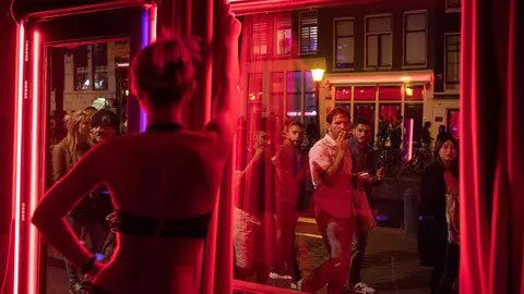 Amsterdam'ın dünyaca ünlü bölgelerinden Red Light District’te bulunan genelevler taşınmaya hazırlanıyor. Tüm dünya turizmini de ilgilendirer kararda, Belediye meclisi, şehrin imajını düzeltmek için genelevleri şehir dışında yeni bir bölgeye taşımak konusunda anlaşmaya vardı.