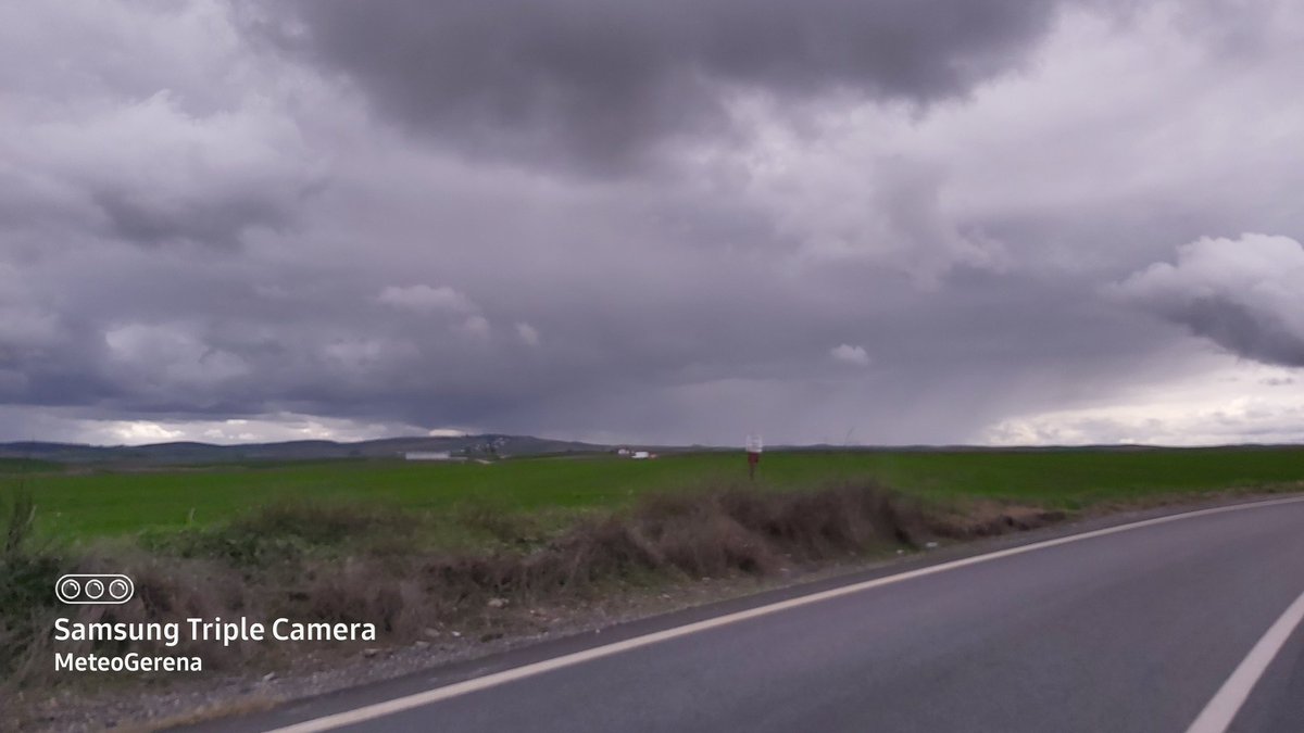 MeteoGerena's tweet photo. Bonito núcleo detrás de la población de #Saltera https://t.co/9unmlJozsq
