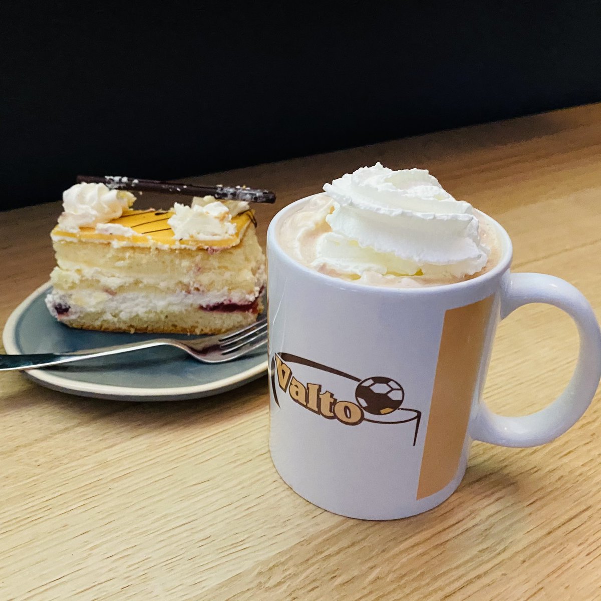 CKVVALTO's tweet photo. Moe, maar voldaan. Opwarmen met een stuk gebak en warme chocolademelk. Hopend dat we iedereen gehad hebben.

Heel veel blij verraste gezichten gezien! Mooi om iets te kunnen doen in deze tijden.

#ditisvalto #wzvwzdb #vergeetmenietje https://t.co/8Az0RcnjPp