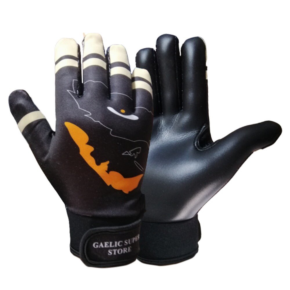 Gaelicstore's tweet photo. Joker gloves available to buy online now! Available in all sizes, get your pair now while stocks last👊🏼 

🔥https://t.co/oSQybHw8Y0🔥 https://t.co/Oy6l7nJxfS
