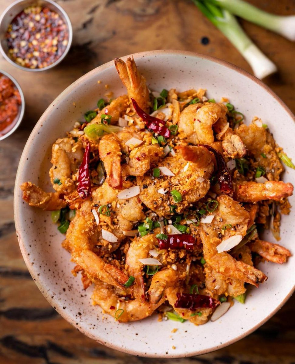 SrisierraHotel's tweet photo. What's up guy's here's our hotel recipe for #CRISPY_PRAWNS which turn out to be Delicious.
Prawns are so versatile to cook with and one of the best ways is to butterfly them and the experience is so so good, the texture changes and the meat is so fast.
1/2 https://t.co/iw3uWRaXFR