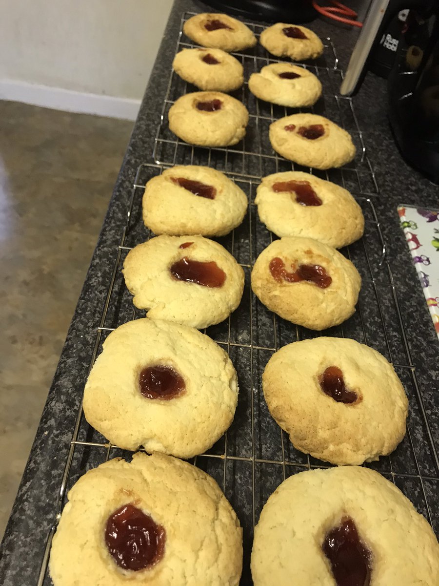 RoseEmpower's tweet image. #SelfCareSaturday still baking goodies for my adult children doorstep drop offs later #gingercake #oldskoolbuns #chocfudgecake