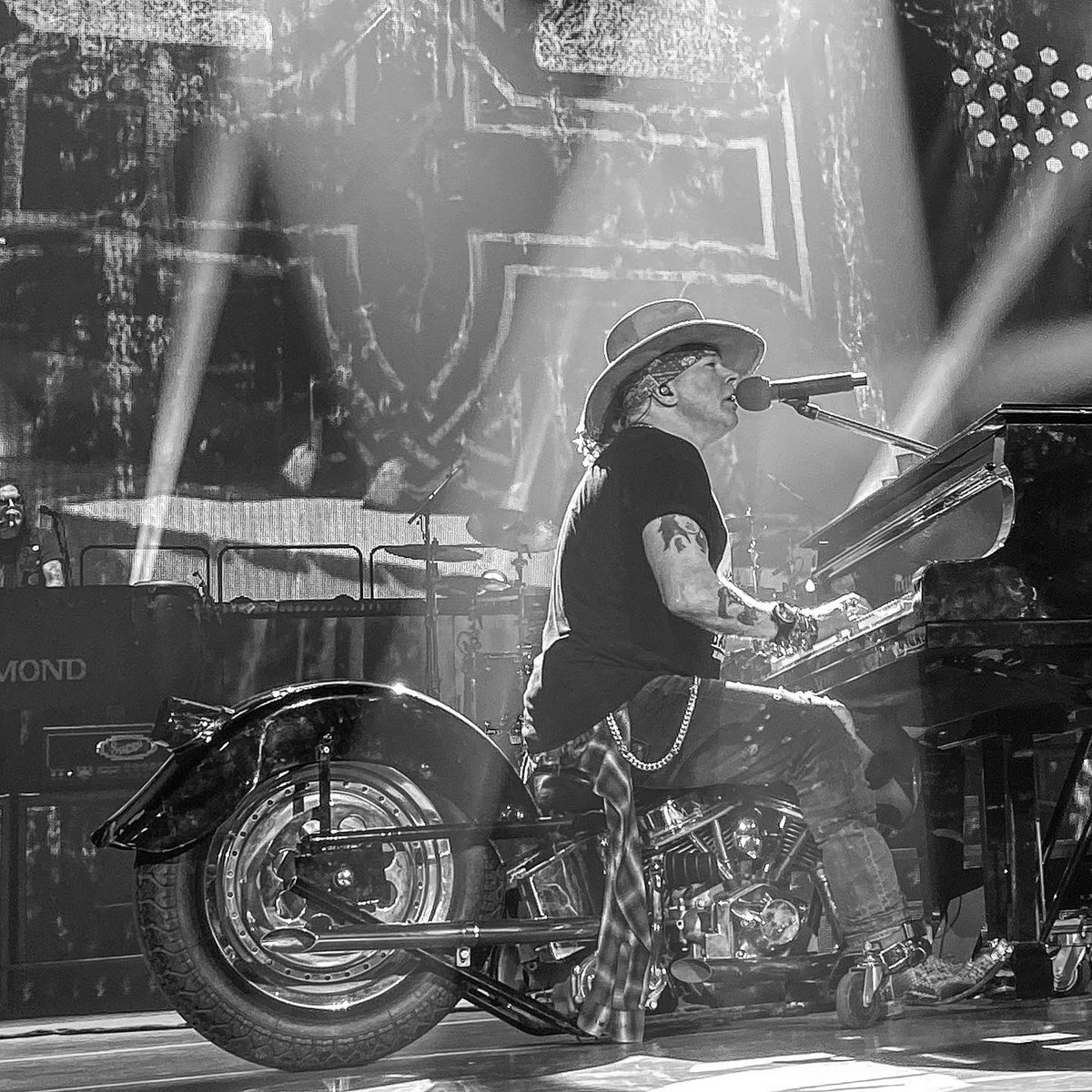 LIAS1229's tweet photo. Happy birthday @axlrose you mean a lot to so many of us! Thank you for being yourself without compromise! With gratitude- Elias https://t.co/NC2bpvJIP5