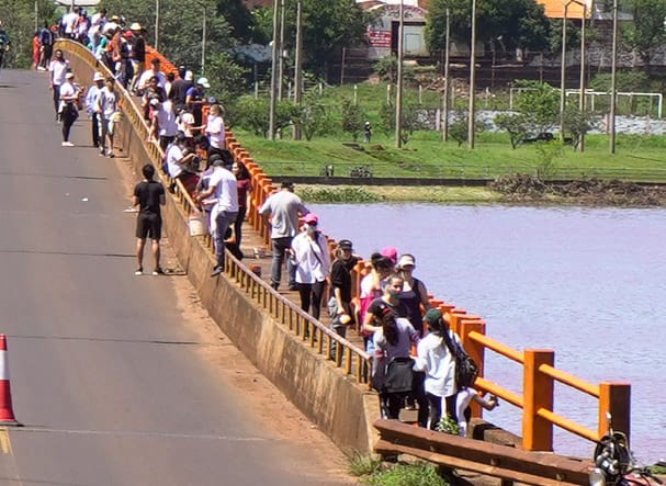 MuniEncarnacion's tweet photo. 100 JÓVENES DE VERANO SANO PINTAN EL PUENTE SAN PEDRO🖌️🎨🌉

#Encarnación #GestiónLuisYd https://t.co/rFLF0NSHmY