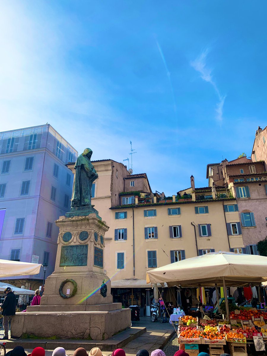 8/ Our next stop was the Campo de’ Fiori & a lesson in spiteful sculpture, featuring Giordano Bruno. A Dominican friar & intellectual, he was burned to death at this spot for building on the heliocentric theories of Copernicus.His statue, erected in 1889, faces the Vatican. &ndash; bei  Campo de' Fiori