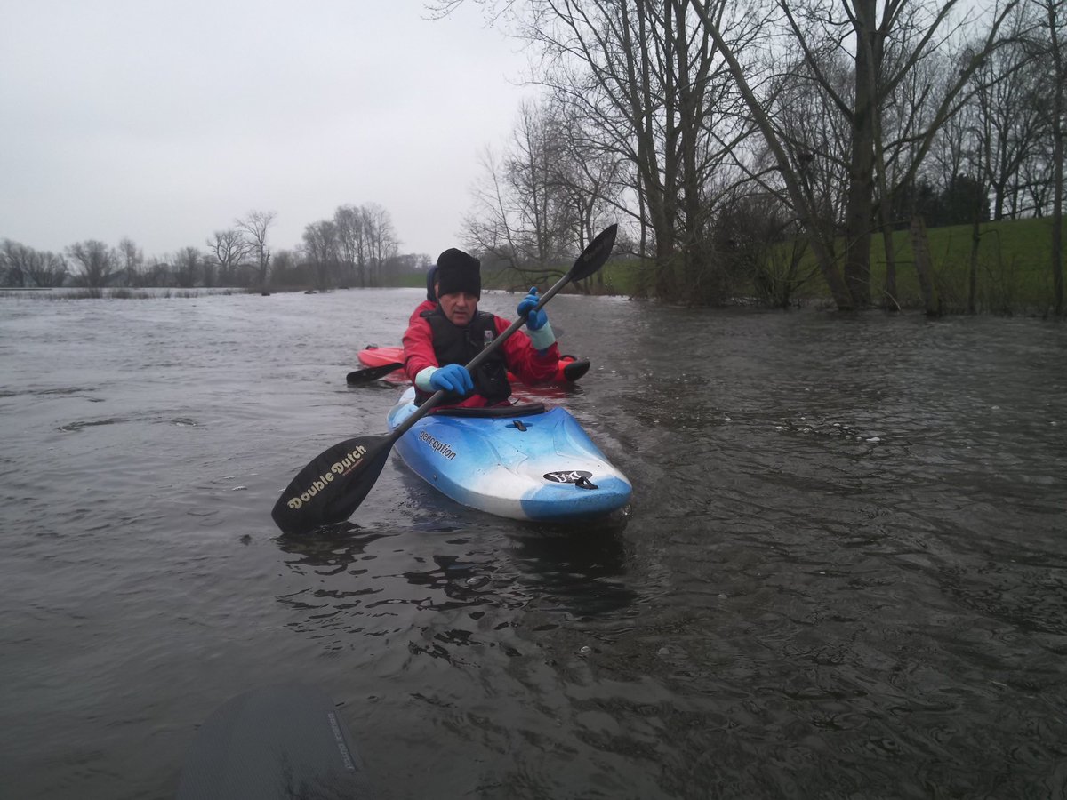 hans_teunissen's tweet photo. Hoogwaterstand van de Niers geïnspecteerd. Volgende week ligt er mss wel ijs. @GemeenteGennep is gehele jaar mooi https://t.co/j3k2YvJioe