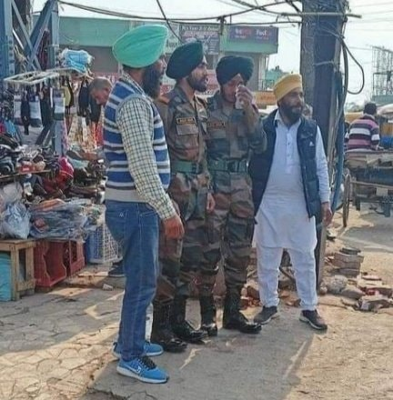 dinesh_chauhan's tweet photo. ये दो तस्वीरें बहुत कुछ बोलती है. आर्मी के दो सैनिक छुट्टी पर घर की बजाए सीधा दिल्ली बॉर्डर पर पहुंचे क्योंकि पिता पिछले 70 दिन से #FarmersProtests की व���ह से यहां है. हर किसी की आंखें नम थी... पिता की भी और सैनिक बेटों की भी...

#FarmersAreIndia https://t.co/tUY0WEK49O