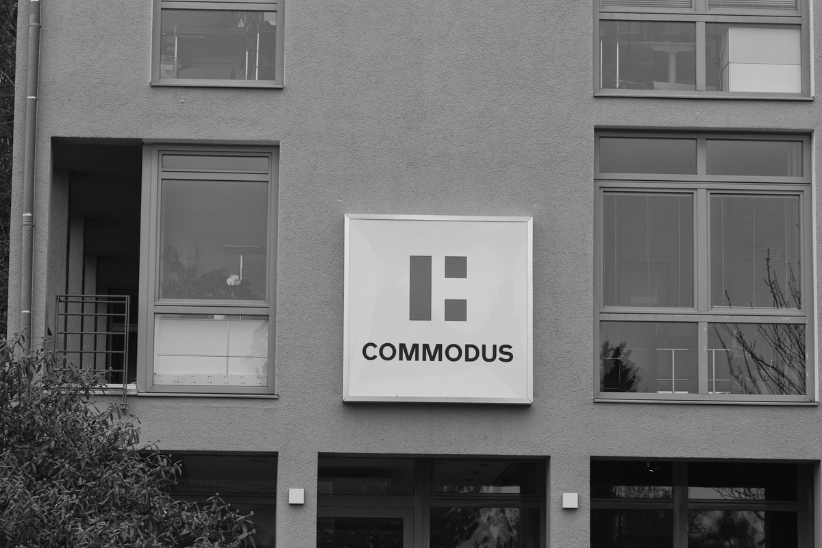 RBraunmueller's tweet image. Höfe, Quartiere und Carées sind durch. Jetzt greift man in der Welt der #Immobilien wieder auf lateinische Endungen zurück. Und "kommod" ist ein gutbürgerliches Qualitätsadjektiv. Aber #Commodus? Der war als Imperator doch ein ziemlicher Versager.