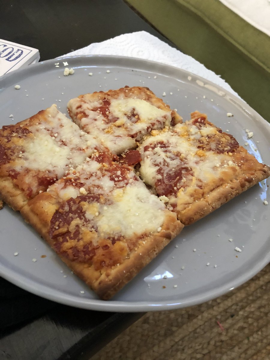 travatl's tweet photo. @ScreaminPizza I’ve really enjoyed your pizzas in the past.  Def among the best in the frozen section. So imagine my surprise when I opened up a new single holy pepperoni, only to discover only holy 5 pepperonis. It was pitiful compared to the box pic.  I added the extra cheese). https://t.co/o0IPHdpxmJ