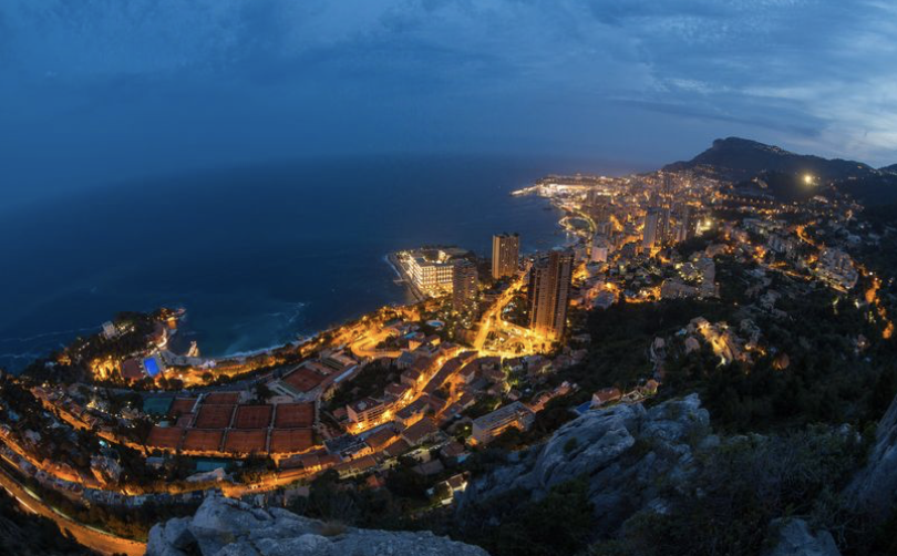SMEGmonaco's tweet photo. Vendredi 5 février à 23h15, une avarie sur un câble haute-tension a privé de courant pendant près d'1 heure une partie du quartier de Monte-Carlo. Après avoir isolé le câble en défaut, les techniciens de la SMEG ont pu rétablir l'alimentation peu après minuit.
#monaco https://t.co/mwYTorQU89