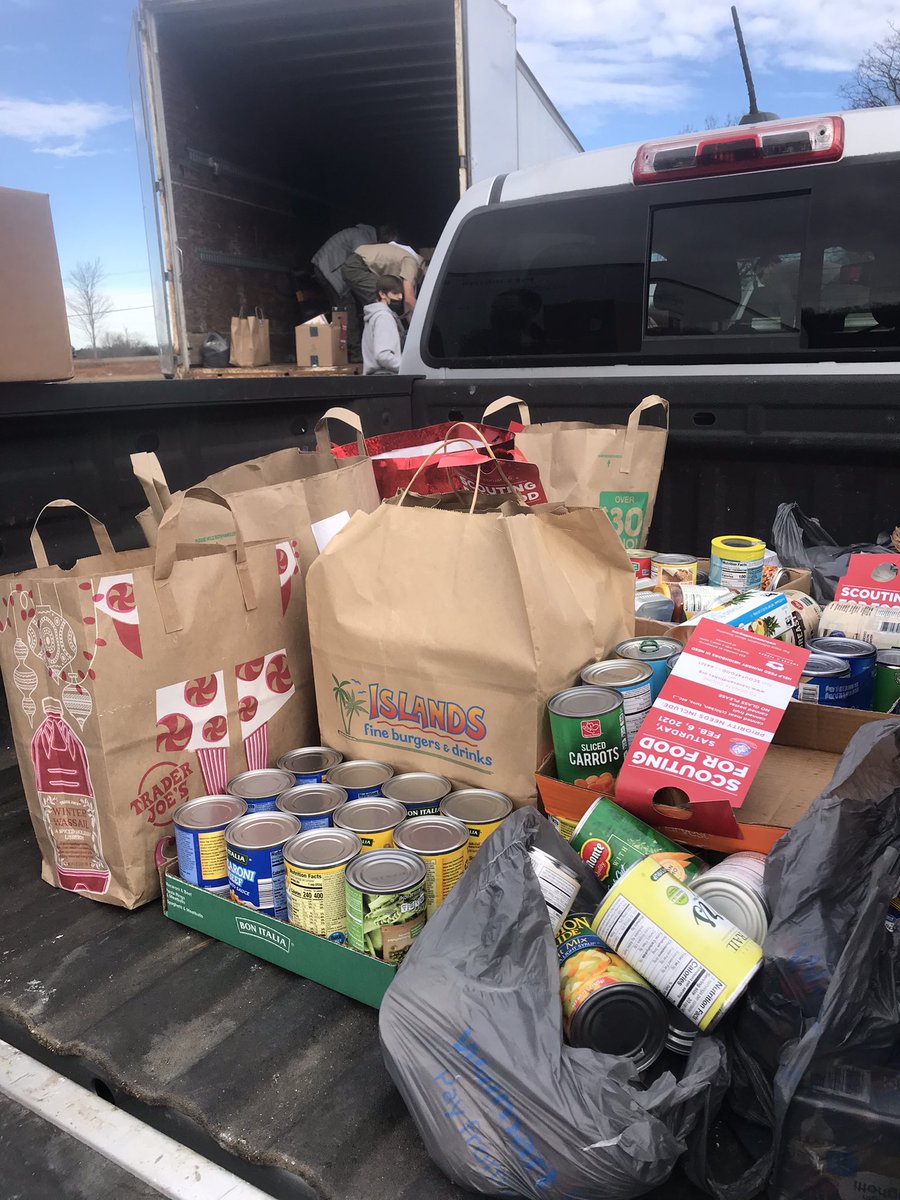 CarolynBruckTV's tweet image. Look at this! The generosity of the Carolinas on display this morning at #ScoutingForFood  Go to wcnc.com to find out how you can help to make sure none of your neighbors go hungry #WakeupCLT #WCNCCharlotte
