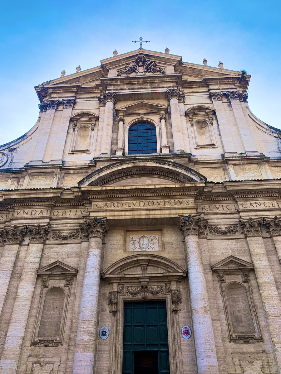 12/ Our last stop ended the walk with a bang! Just east of the Pantheon is the  #baroque  #church of St. Ignazio di Loyola. Built between 1626 & 1650, it’s home to one of my favorite ceilings in the city: Pozzo’s tricky Glory of St. Ignatius! &ndash; bei  Chiesa di Sant'Ignazio di Loyola
