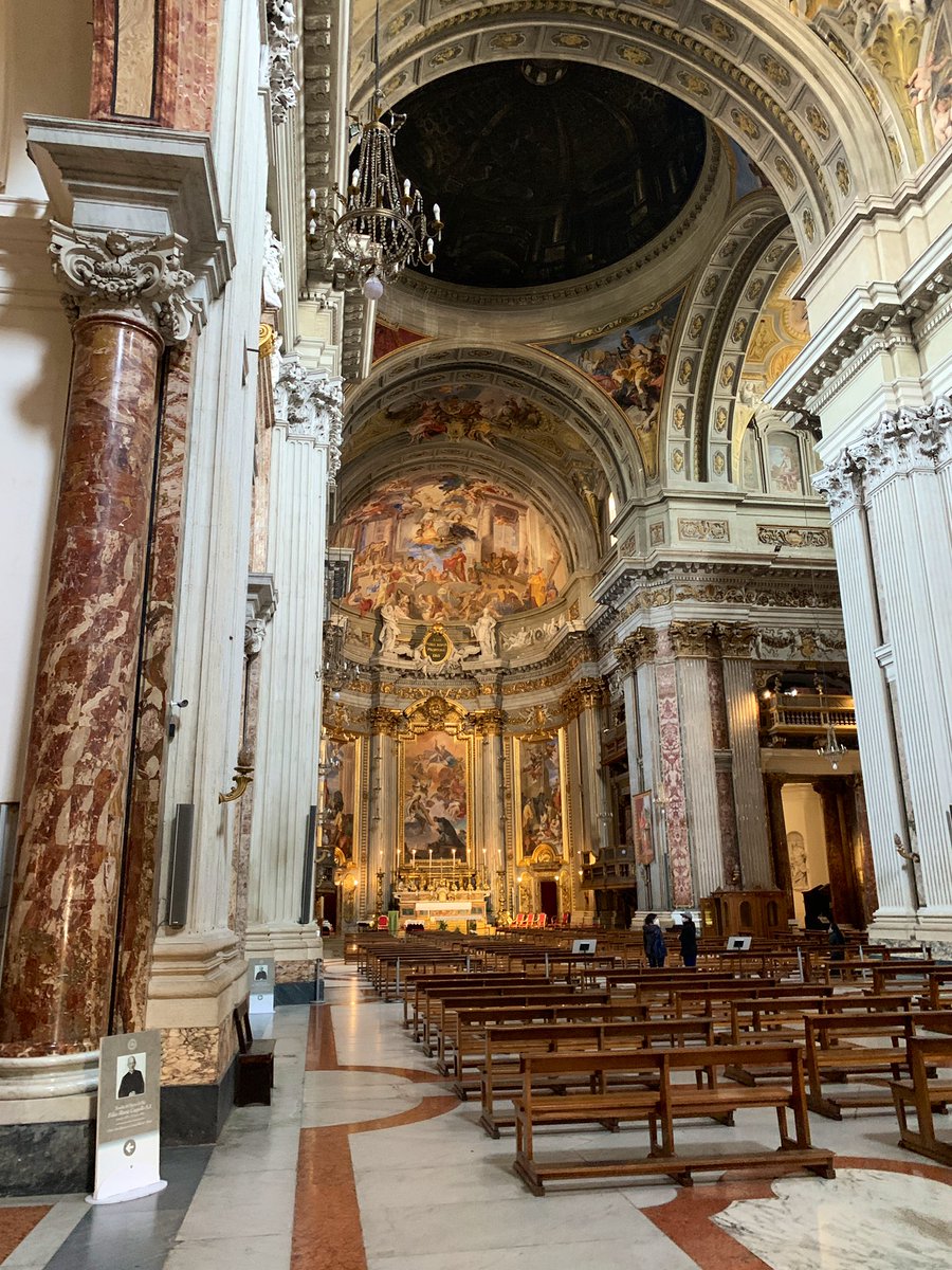 13/ But that’s certainly not all that St. Ignazio has to offer! Pozzo also painted this faux illusionistic dome in 1685, since a proper dome was never built. If you stand in the correct spot, you’d never know it was painted on a flat surface! &ndash; bei  Chiesa di Sant'Ignazio di Loyola