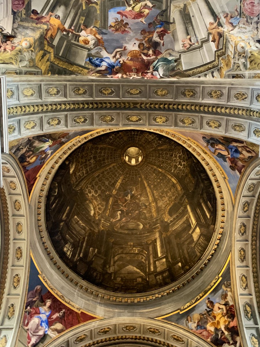 13/ But that’s certainly not all that St. Ignazio has to offer! Pozzo also painted this faux illusionistic dome in 1685, since a proper dome was never built. If you stand in the correct spot, you’d never know it was painted on a flat surface! &ndash; bei  Chiesa di Sant'Ignazio di Loyola