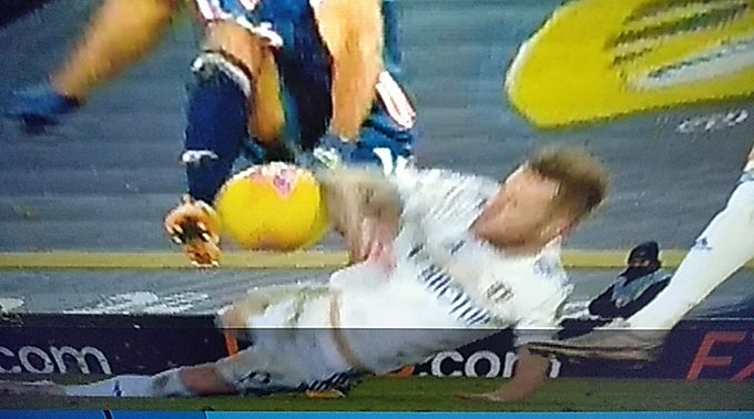 22. November 2020. Apparently, it's ok to block goal bound shots with your hand. Clearly making his body bigger, but no penalty. Leeds- Arsenal finished 0 0.Referee: Anthony Taylor VAR: Steward Atwell