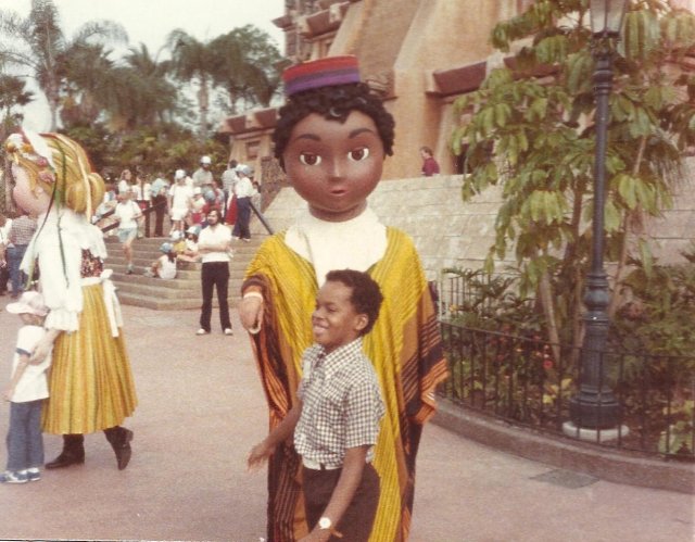 These things were seemingly everywhere. Some but not all have these dead-eyed look where they appear to be always glaring at you - Mona Lisa-style. Pics from  @DisTouristBlog and  @imagineeringdis