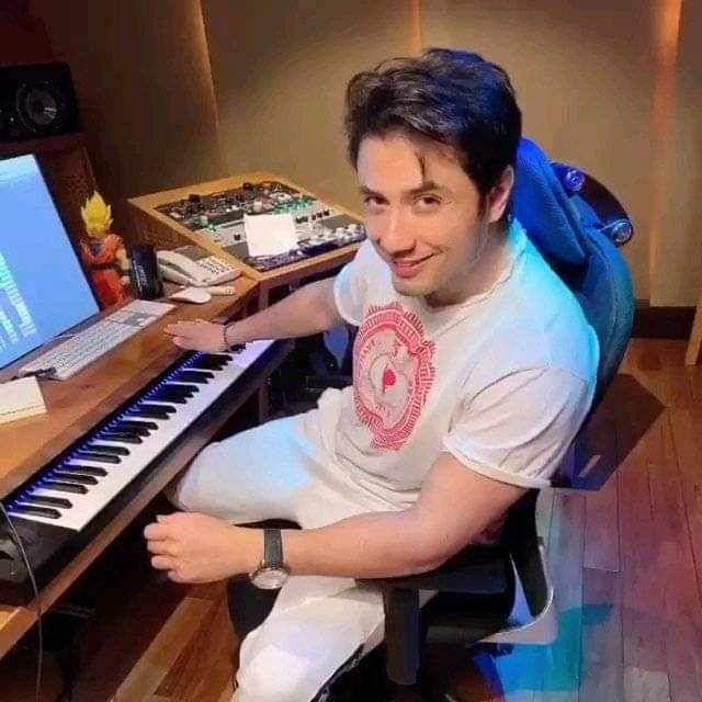 MaddyHammadA's tweet photo. Kia kehty ho? Bhai haazir ho? 😉
@AliZafarsays
#psl6anthem https://t.co/4LF10PNP5P