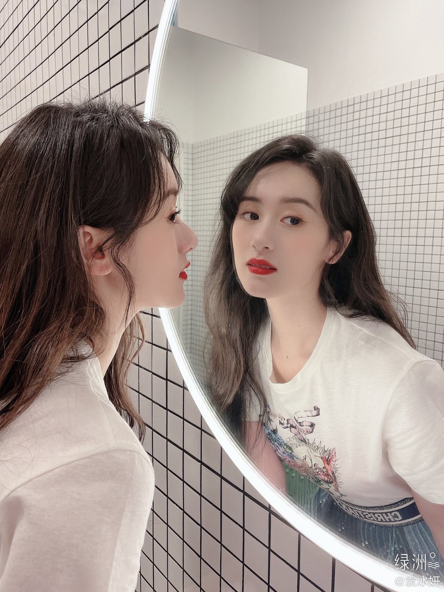 dramaskfan's tweet photo. Novas selfies da #YuanBingYan - “Esta é minha irmã mais nova ~👧.”
#袁冰妍 #CrystalYuan #LoveAndRedemption #FlyInSky #EverNight #ListeningSnowTower #RoyalHighness #TheMysticNine #TheLegendOfZu #TheLastEmperor #cdrama #dorama https://t.co/OH3NOuI9US