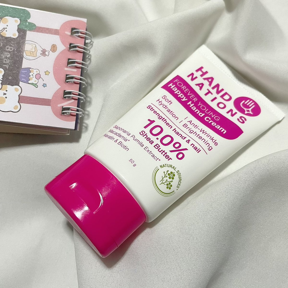 33saowarak's tweet image. ใครมือแก่กว่าวัยบ้าง ทางนี้เลย Hand Nations ตัวนี้ตอบโจทย์ รู้สึกตั้งแต่ครั้งแรกที่ใช้ว่ามือนุ่มชุ่มชื้นน่าจับ เนื้อครีมไม่เหนียวแบบตัวอื่นที่เคยใช้ด้วย ส่วนผสมจากธรรมชาติ ไม่มีพาราเบน/แอลกอฮอล์ กลิ่นหอมมากกก ใช้เป็นประจำมือกระจ่างใสขึ้นด้วยน้า 10/10ไปเลย #ใช้ดีบอกต่อ