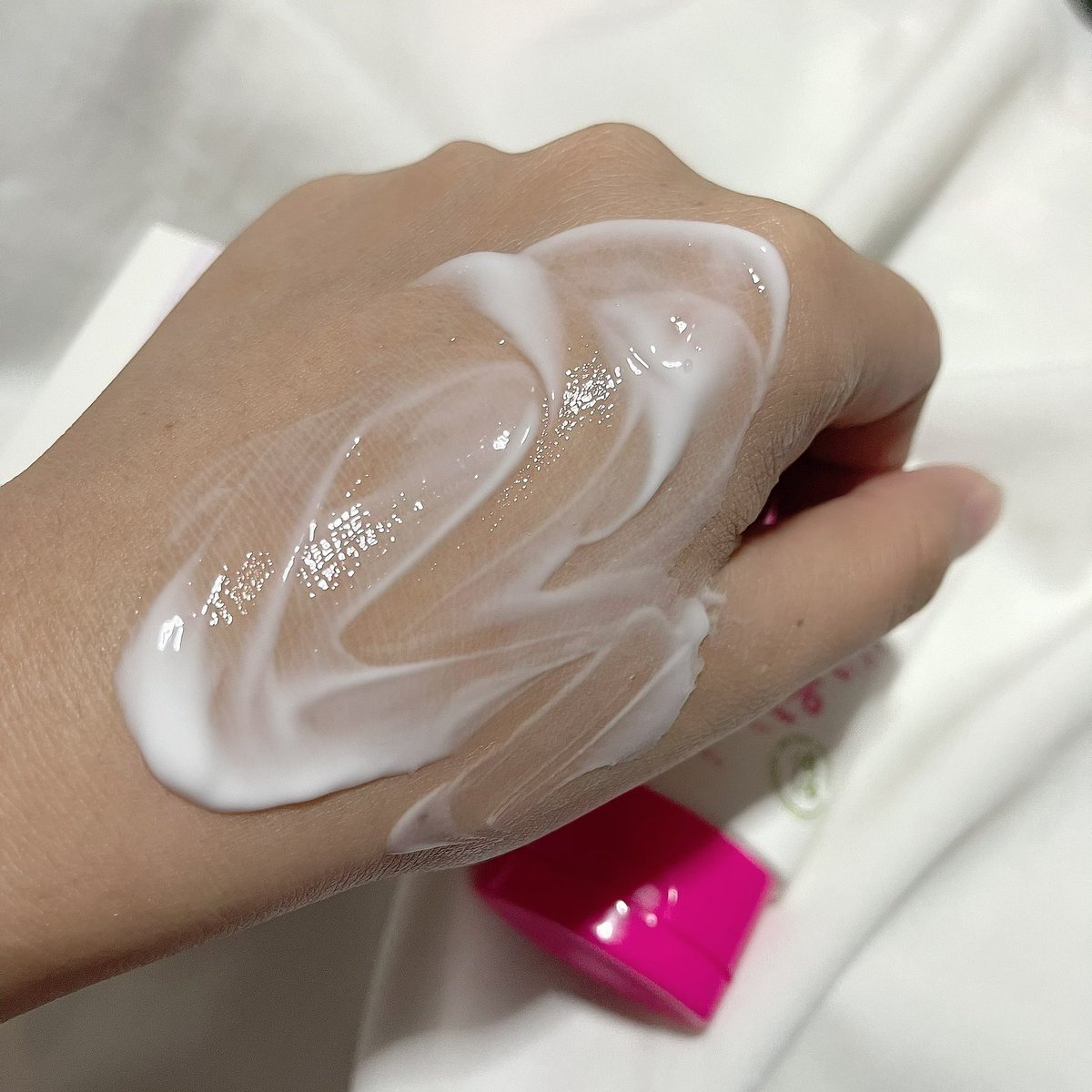 33saowarak's tweet image. ใครมือแก่กว่าวัยบ้าง ทางนี้เลย Hand Nations ตัวนี้ตอบโจทย์ รู้สึกตั้งแต่ครั้งแรกที่ใช้ว่ามือนุ่มชุ่มชื้นน่าจับ เนื้อครีมไม่เหนียวแบบตัวอื่นที่เคยใช้ด้วย ส่วนผสมจากธรรมชาติ ไม่มีพาราเบน/แอลกอฮอล์ กลิ่นหอมมากกก ใช้เป็นประจำมือกระจ่างใสขึ้นด้วยน้า 10/10ไปเลย #ใช้ดีบอกต่อ