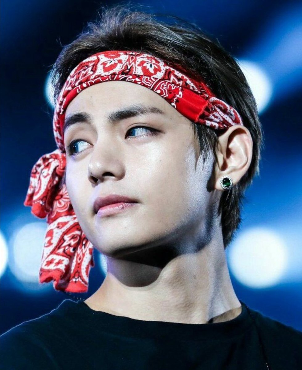 the way he looks so good??? IM SCREAMING