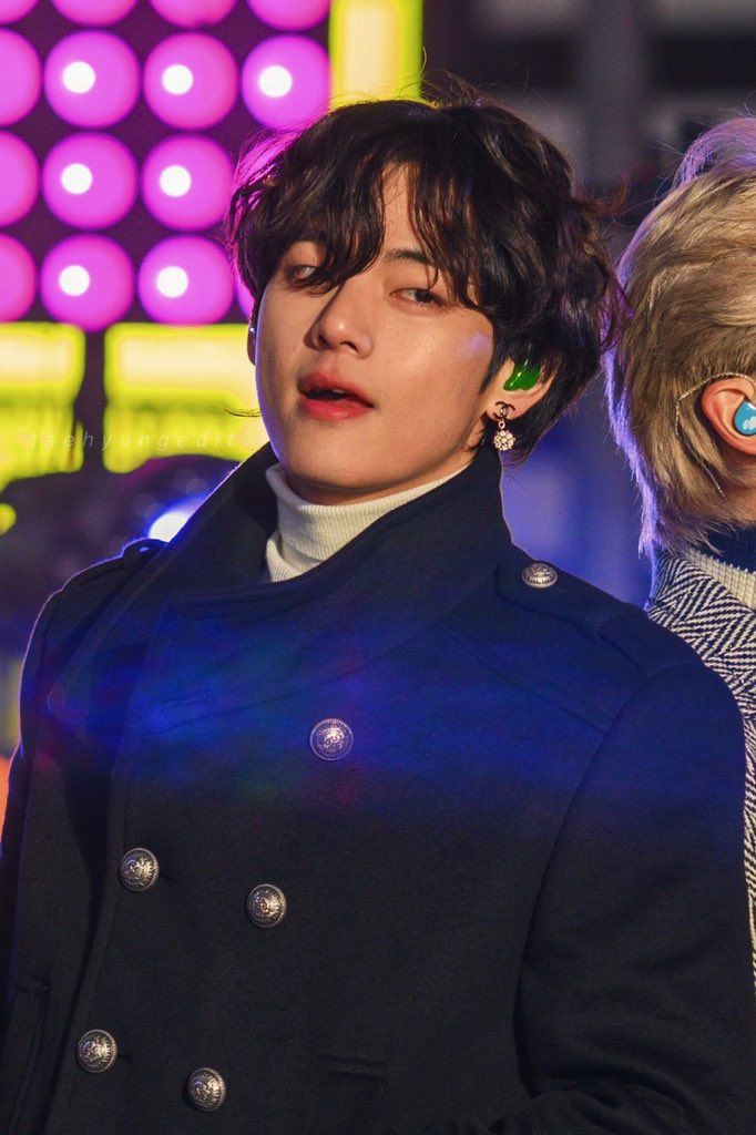 the way he looks so good??? IM SCREAMING