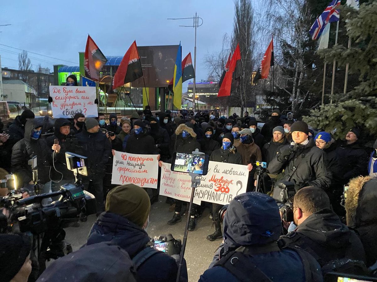 Miembros de la organización de extrema derecha ucraniana C14 se han congregado frente a la sede del canal de televisión "Nash" exigiendo el cierre del medio.El líder de C14, Yevgeny Karas, afirma que el político de Plataforma Opositora, Víktor Medvedchuk, comprará este canal.