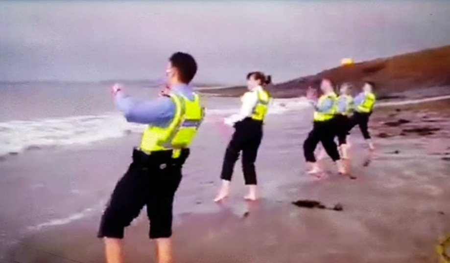 PatriciaMAC10's tweet photo. #RossesPoint #Sligo #Garda #Gardavideo #Endthelockdown this is about #Control not a #virus #chinavirus = #Communism https://t.co/K2izhSXTNs