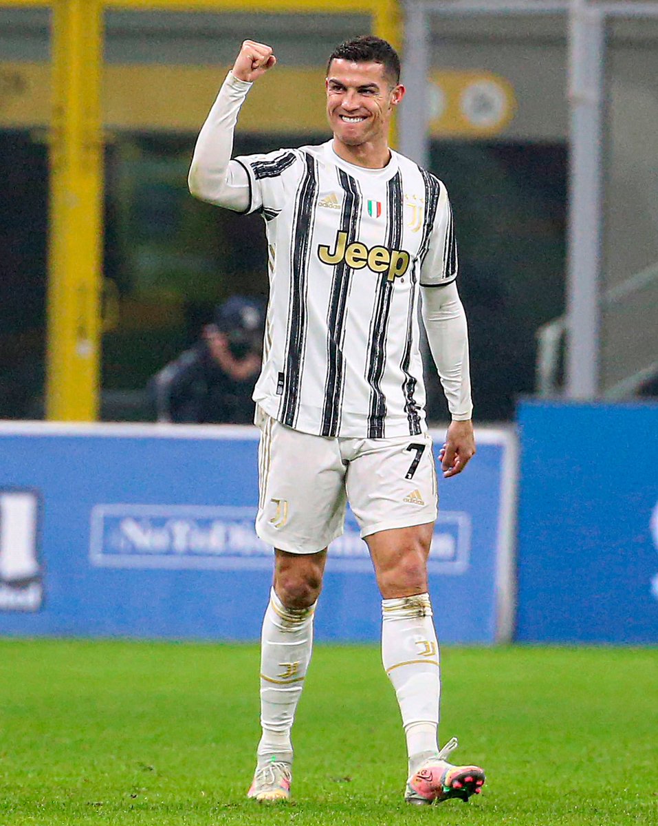 Juezcentral's tweet photo. Dicen que el mejor momento de un futbolista viene antes de los 30 años. Por eso, este dato de @ESPNFC es salvaje. CR7 alcanzó hoy los 300 goles desde que cumplió 30 años. 300 goles en 326 partidos. Es decir, 50 goles por año en los últimos 6 años. Tremendo The Beast.

[📸EFE] https://t.co/zXWvKNaMbE