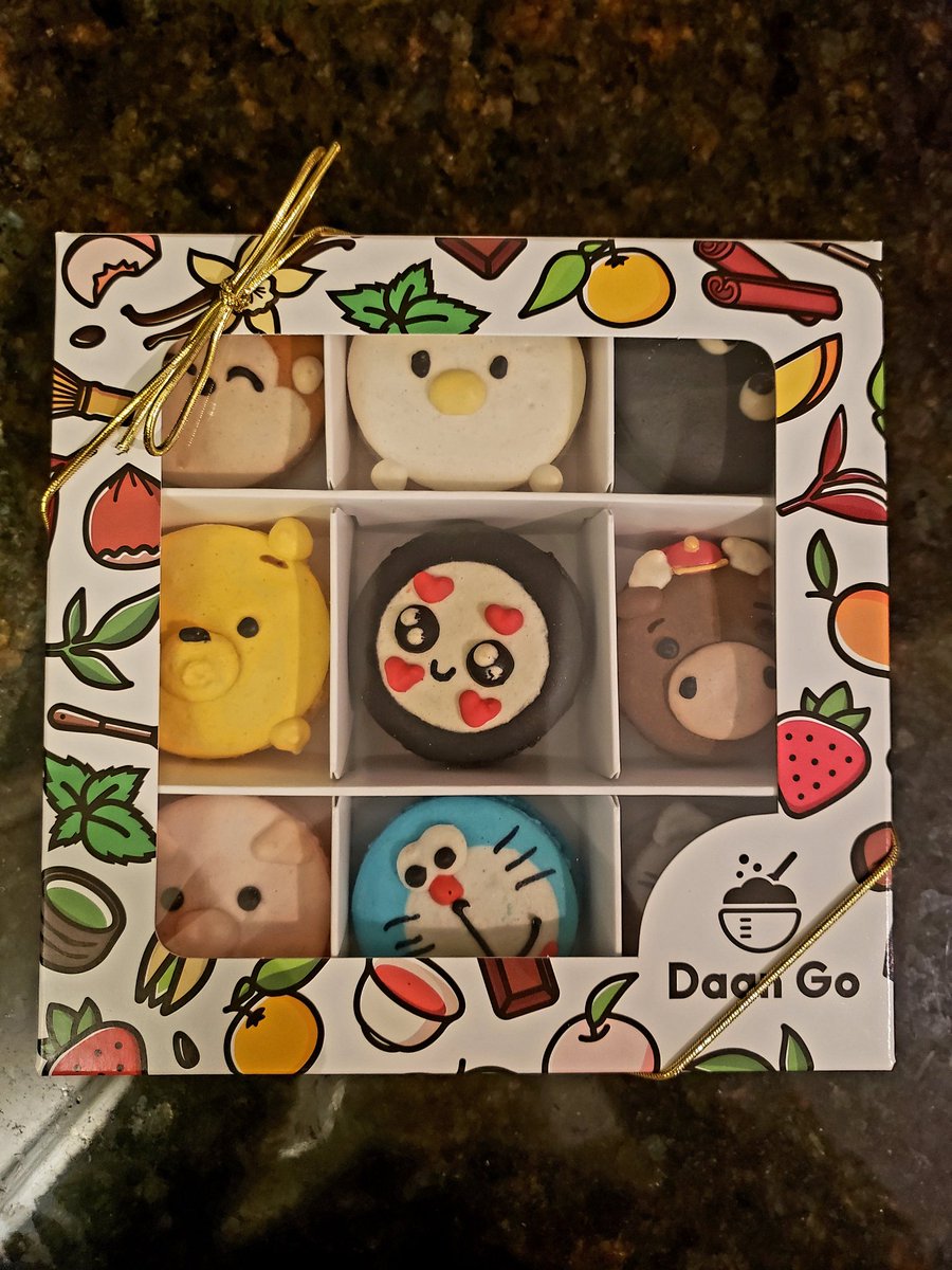 CWangTO's tweet photo. Picked up delish asian-inspired #macarons from #DaanGoCakeLab today (inspired by @jeaniebabie82). Their cakes are heavenly as well.
As a new #fangirl customer, I'm going to be cheering on @Baker_Siu on #masterchefcanada season 7! π£ https://t.co/38V0t01zwk