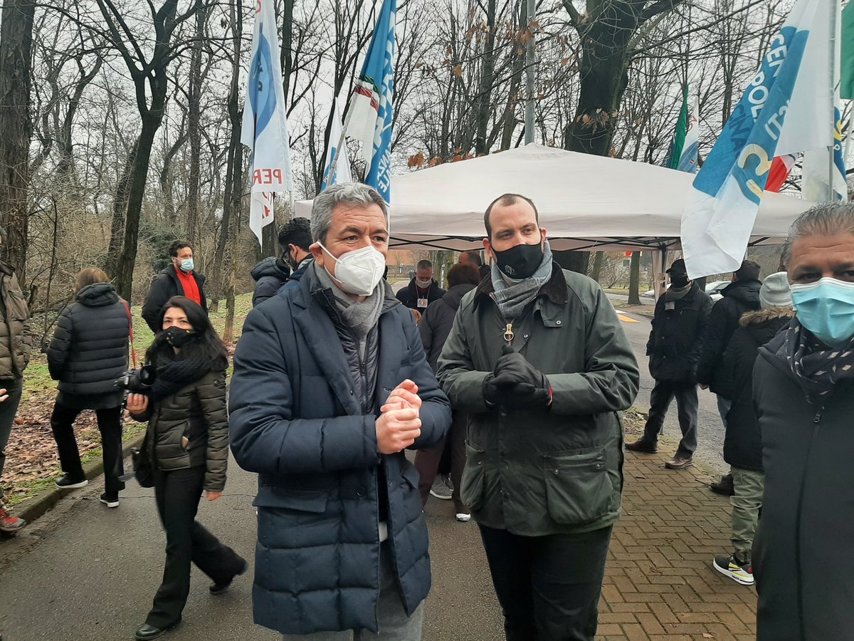 CePBuccinasco's tweet photo. Oggi il nostro rappresentante @FilippoBiniS insieme all'On. @AleColucci1 che è venuto a trovarci al gazebo di raccolta firme contro il murales fatto sul cimitero di #buccinasco 
#centrodestra
@Manuel_Imberti https://t.co/zcT1QJhkEf