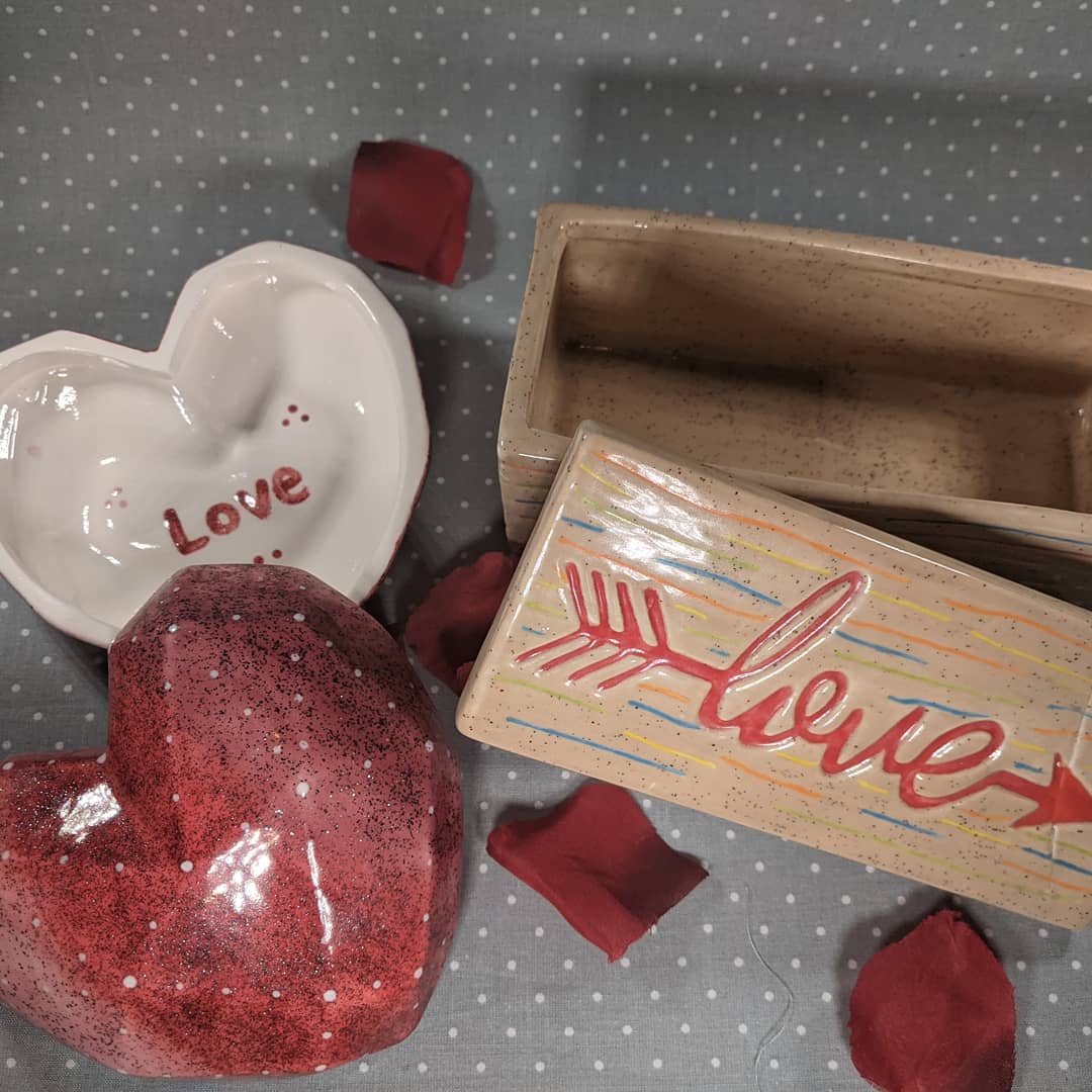 💕 Don't get your love a basic cardboard box with chocolates, surprise them with a hand painted box   this valentine's day. Fill it with chocolates, other snacks or even jewelry 💕
Remember to use the discount code BEMINE to get 28% off
Polkadotqueen.art