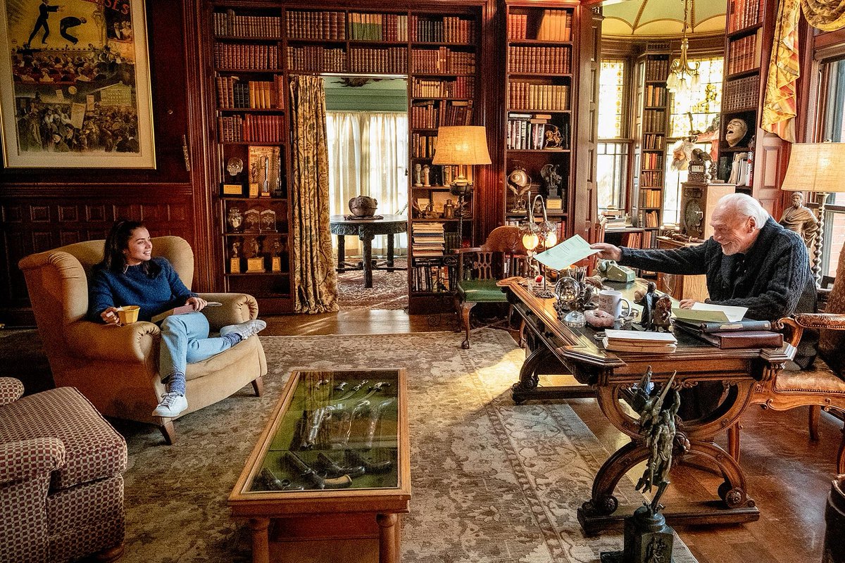 ohJuliatweets's tweet image. Every time I try to get a clear mental image of what my ideal interior design would be I'm like oh it's just the house from Knives Out