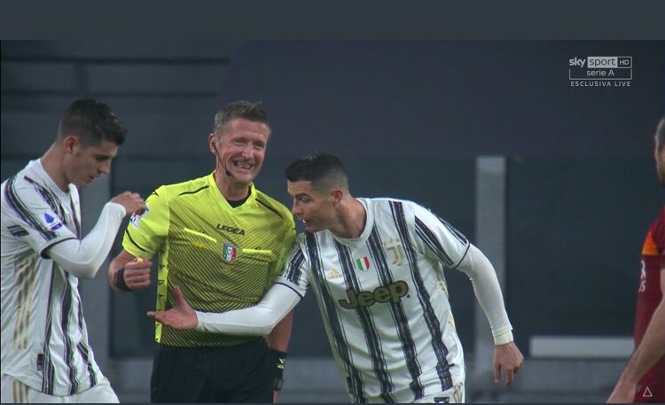 In un calcio sempre più schiavo del denaro, della pressione e del business è Sempre bello vedere queste scene di armonia e complicità tra compagni di squadra 

#JuveRoma