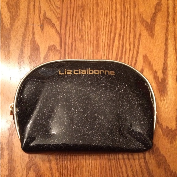 NatyPooo's tweet photo. So good I had to share! Check out all the items I'm loving on @Poshmarkapp #poshmark #fashion #style #shopmycloset #michaelkors #ugg #lizclaiborne: https://t.co/ZUoWXdBBNS https://t.co/3fznOaoFma